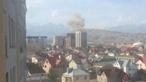 columna de humo sobre la embajada de China en Bishkek